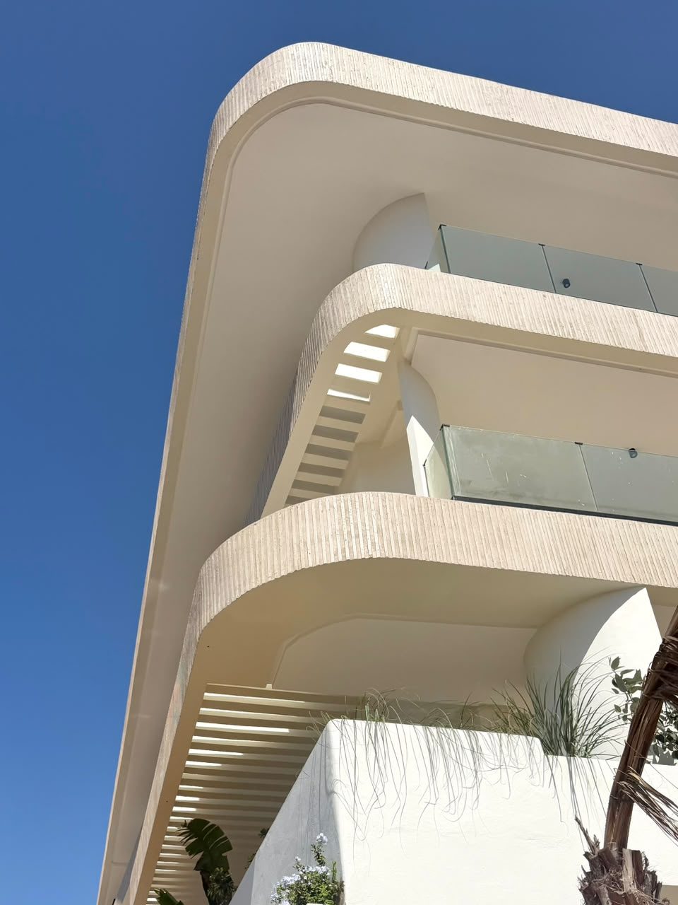 Résidences blanches avec piscine et jardin — vue 8