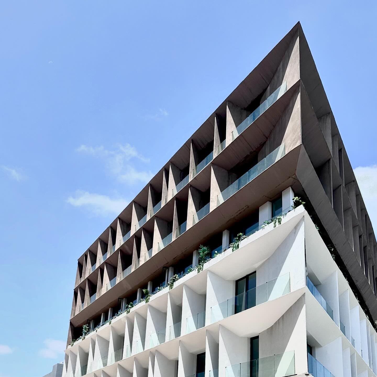 Immeuble à façade en facettes triangulaires