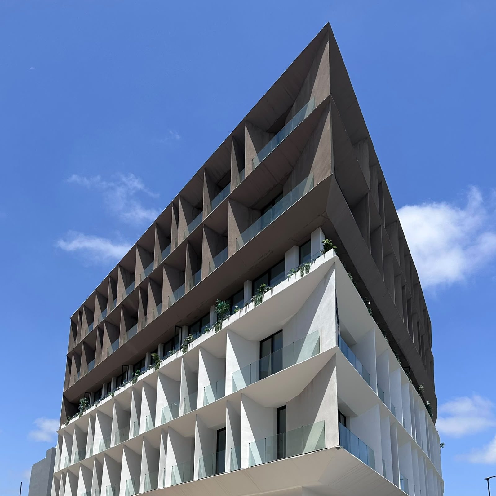 Immeuble à façade en facettes triangulaires — vue 7