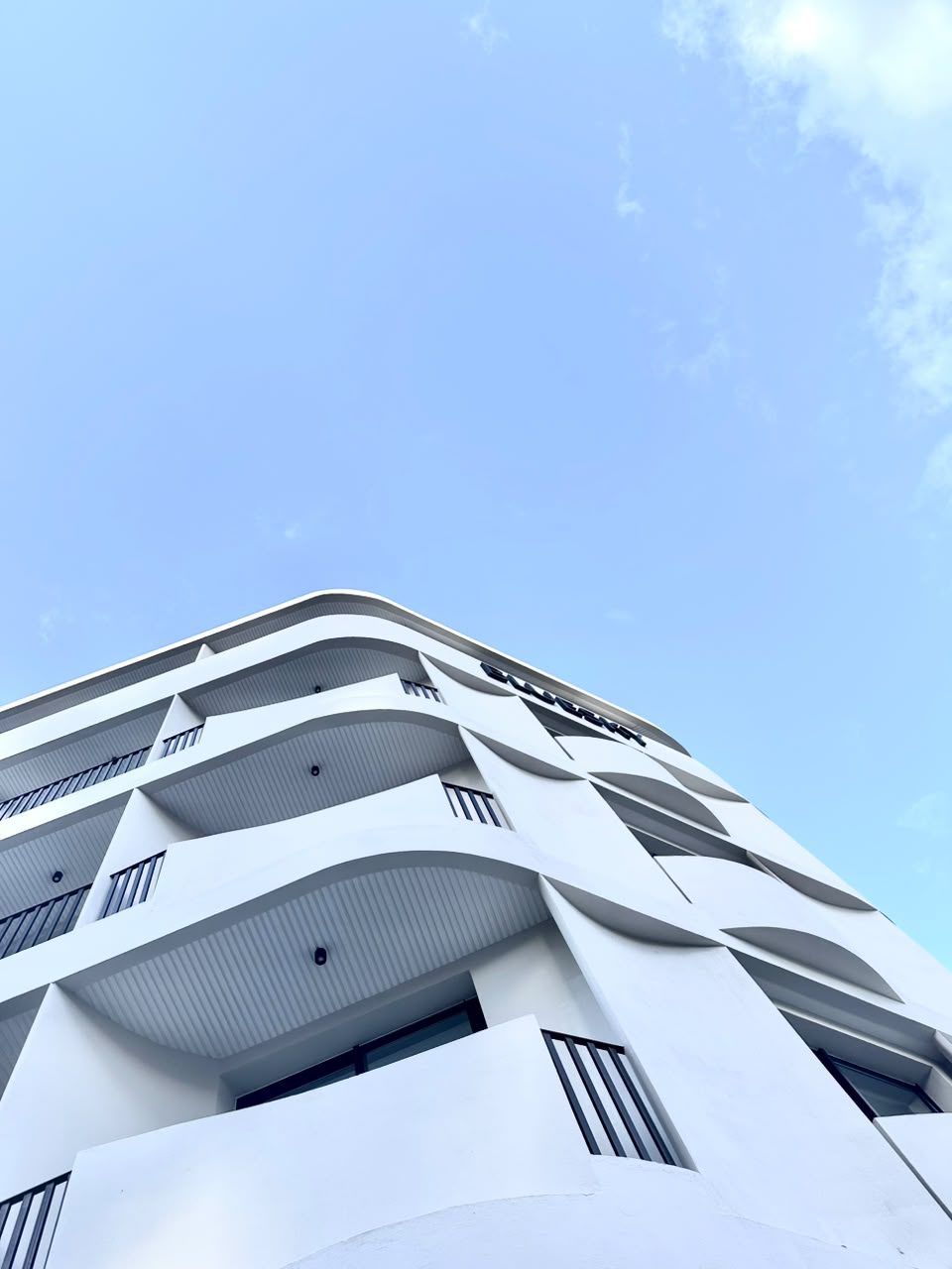 Immeuble aux balcons ondulants en chantier — vue 4