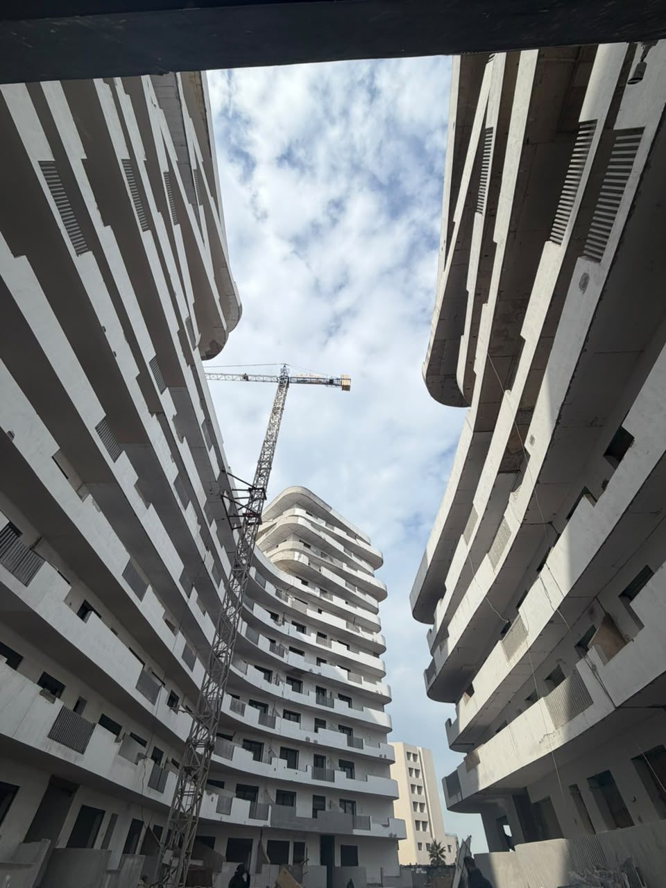 Immeuble aux balcons ondulants en chantier — vue 3