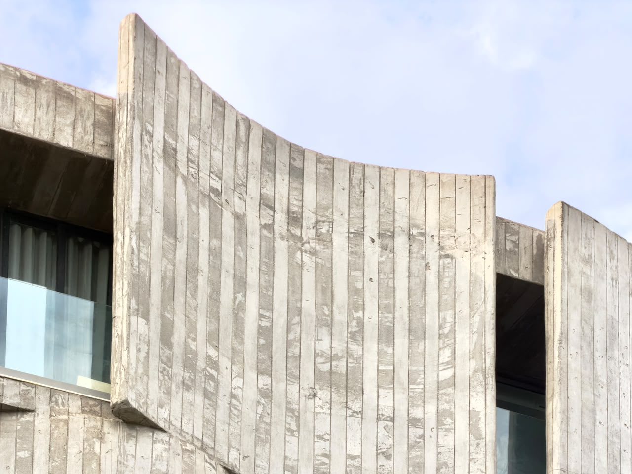Façades sculpturales en béton brut à courbes verticales — vue 8