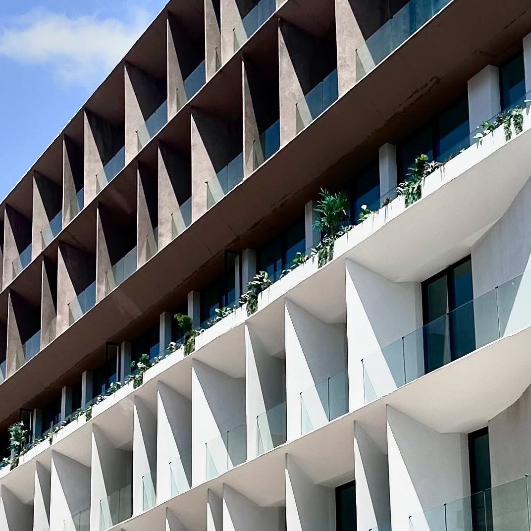 Immeuble à façade en facettes triangulaires — vue 3