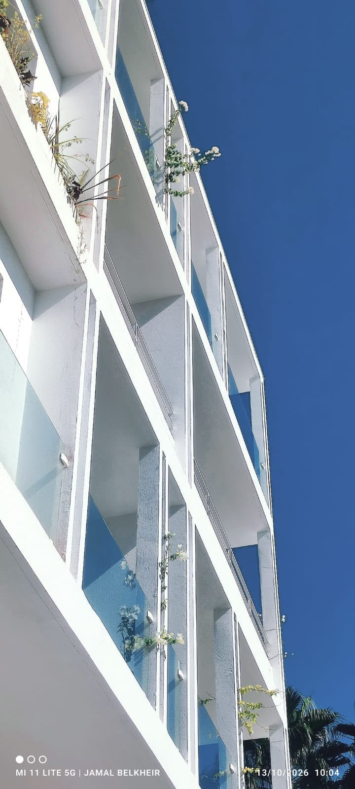 Bâtiment blanc aux lignes anguleuses — vue 7