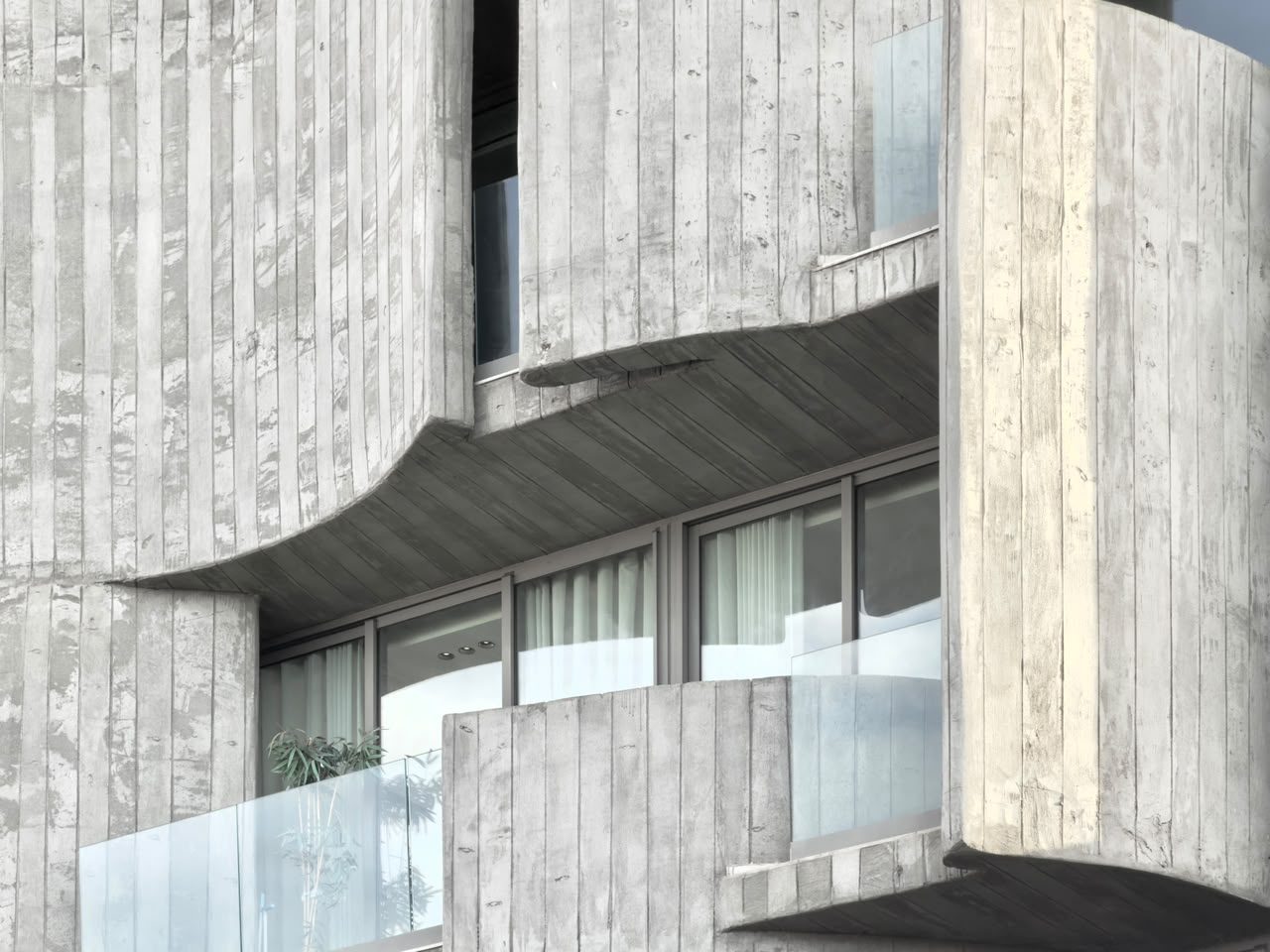 Façades sculpturales en béton brut à courbes verticales — vue 5
