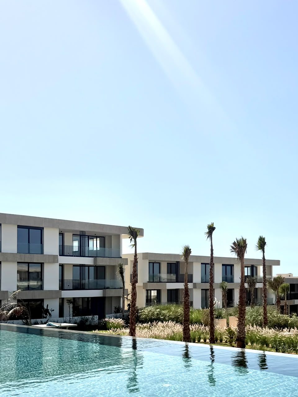 Résidences blanches avec piscine et jardin — vue 5