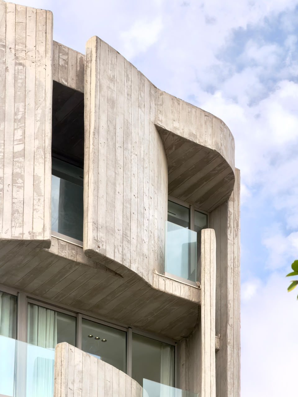 Façades sculpturales en béton brut à courbes verticales — vue 2