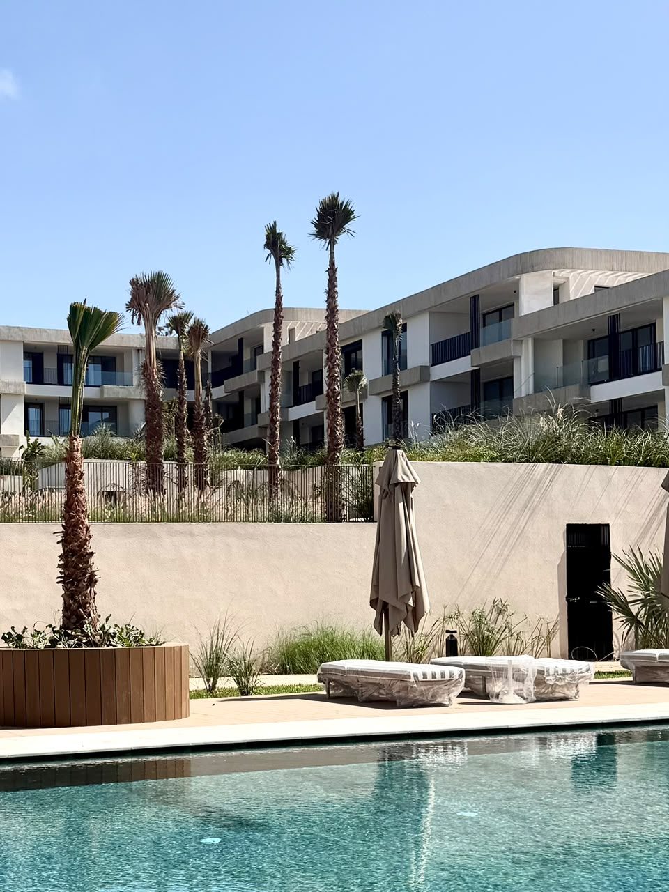 Résidences blanches avec piscine et jardin — vue 4