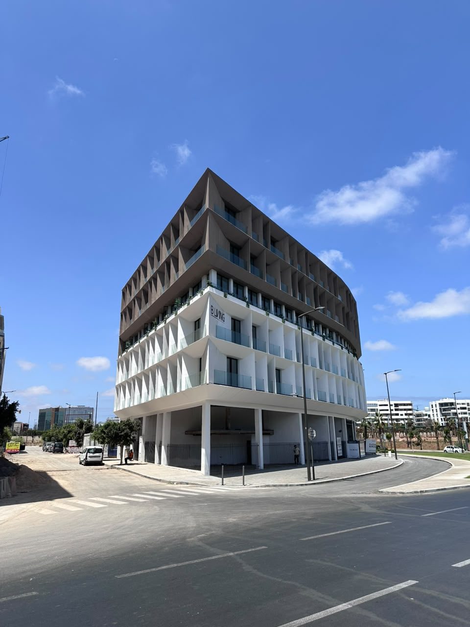 Immeuble à façade en facettes triangulaires — vue 4