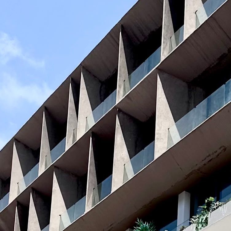 Immeuble à façade en facettes triangulaires — vue 2