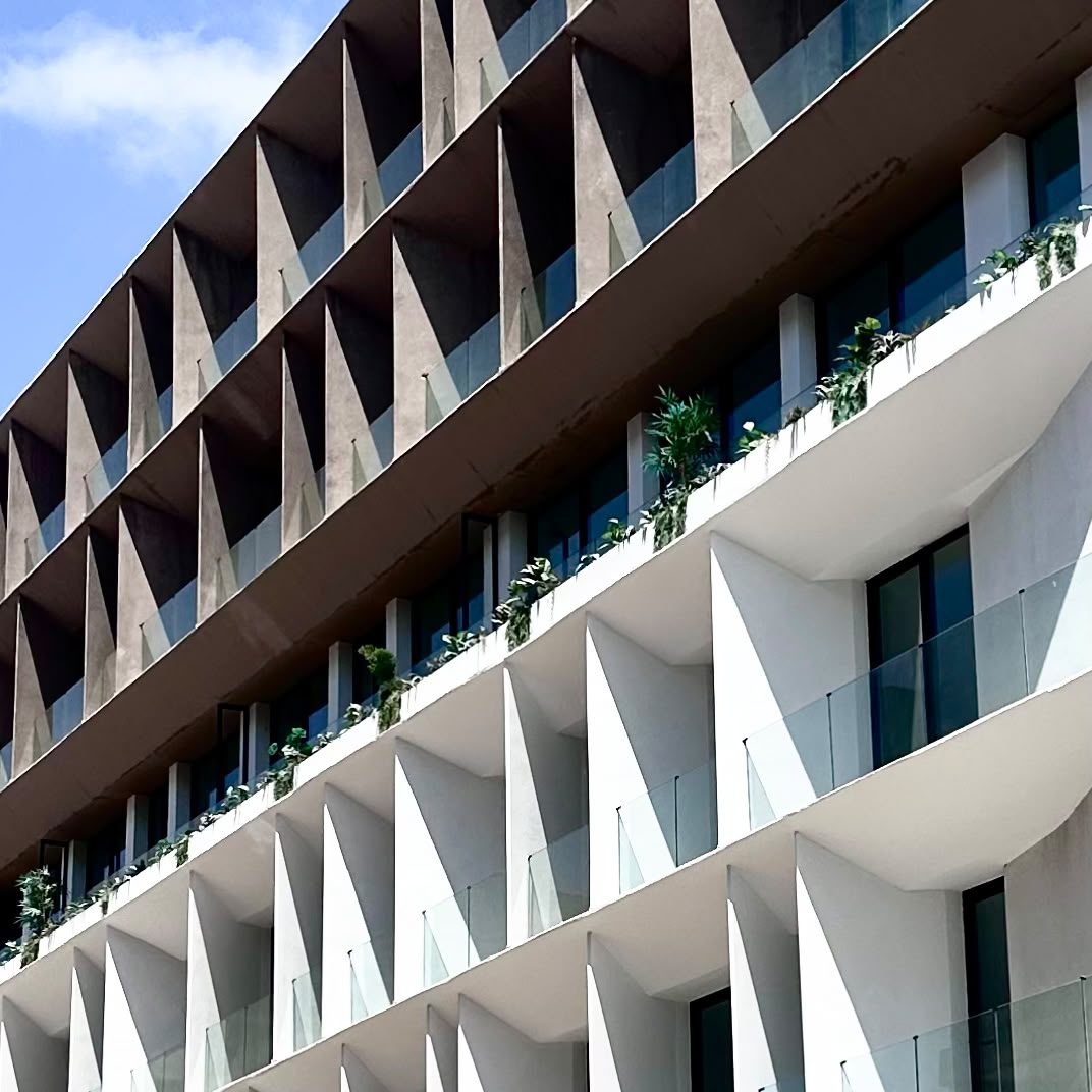 Immeuble à façade en facettes triangulaires — vue 6