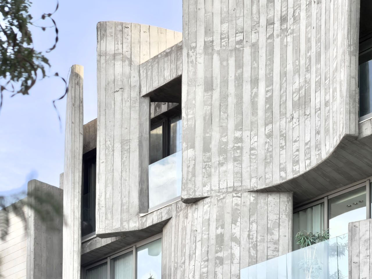 Façades sculpturales en béton brut à courbes verticales — vue 7