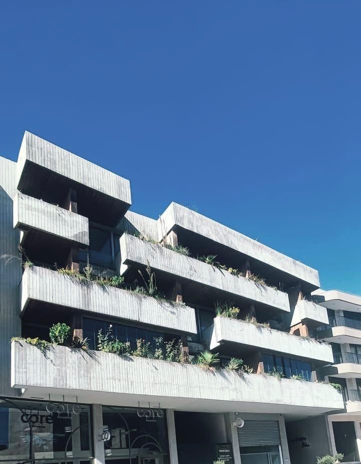 Immeuble à balcons plantés en béton