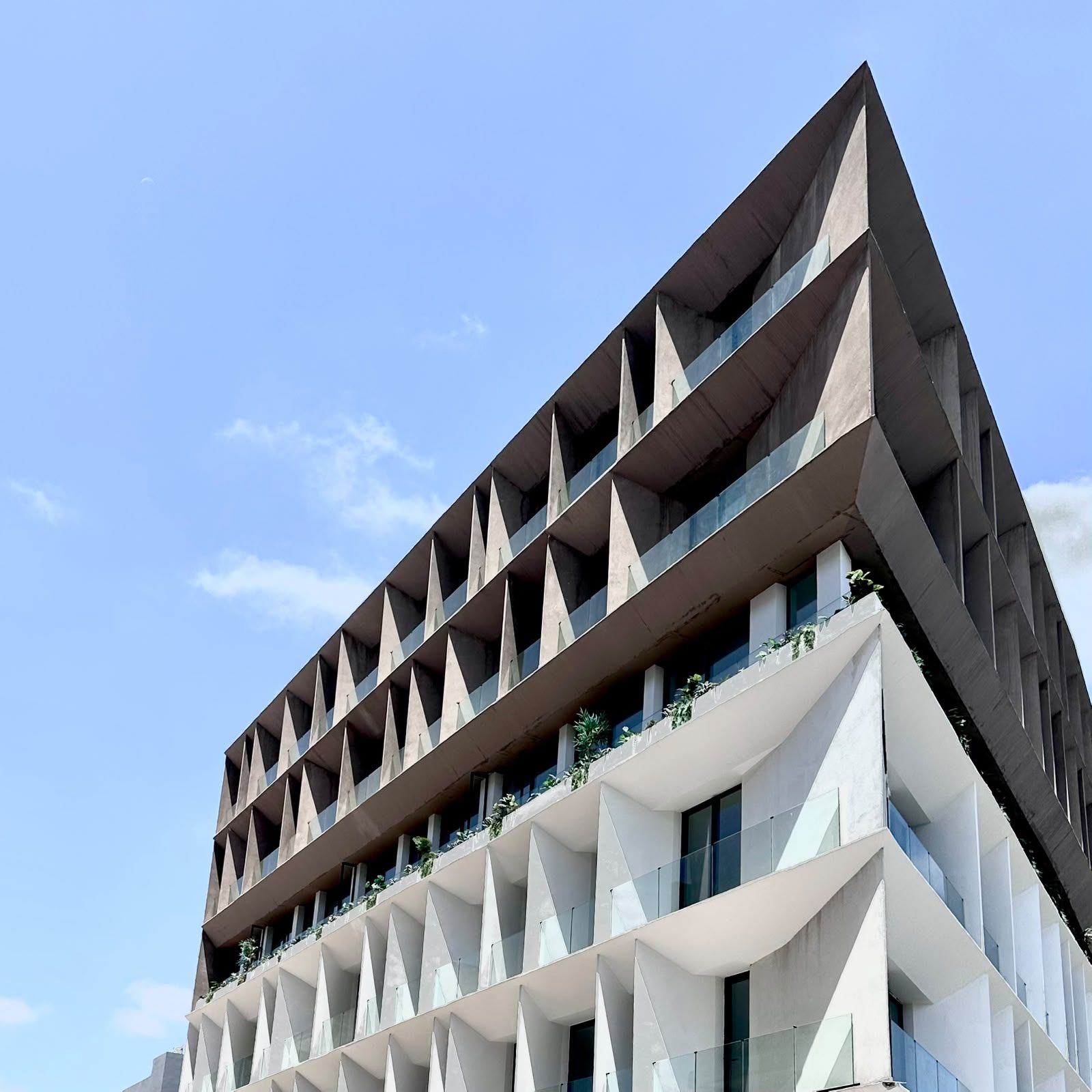 Immeuble à façade en facettes triangulaires — vue 5