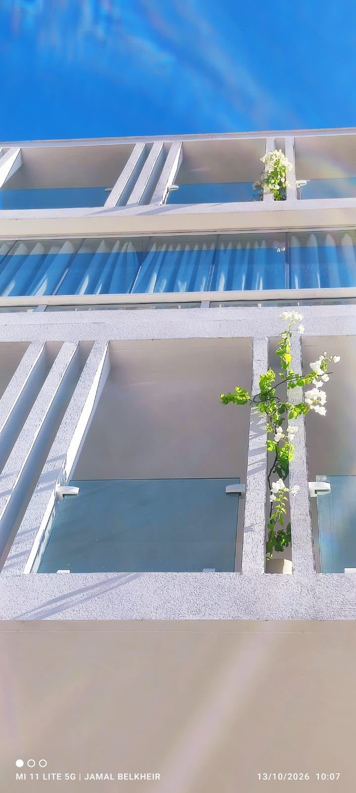 Bâtiment blanc aux lignes anguleuses — vue 8