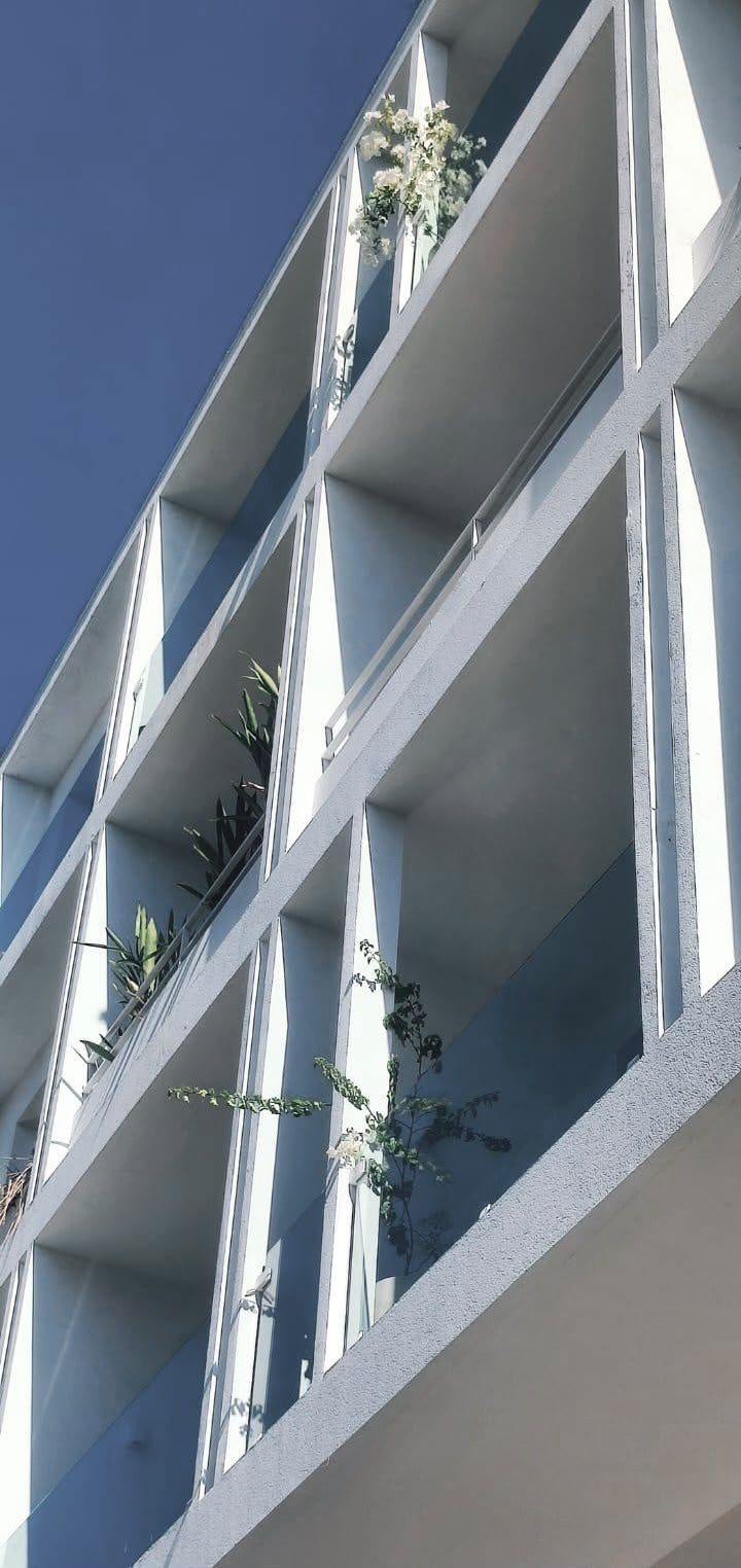 Bâtiment blanc aux lignes anguleuses — vue 4