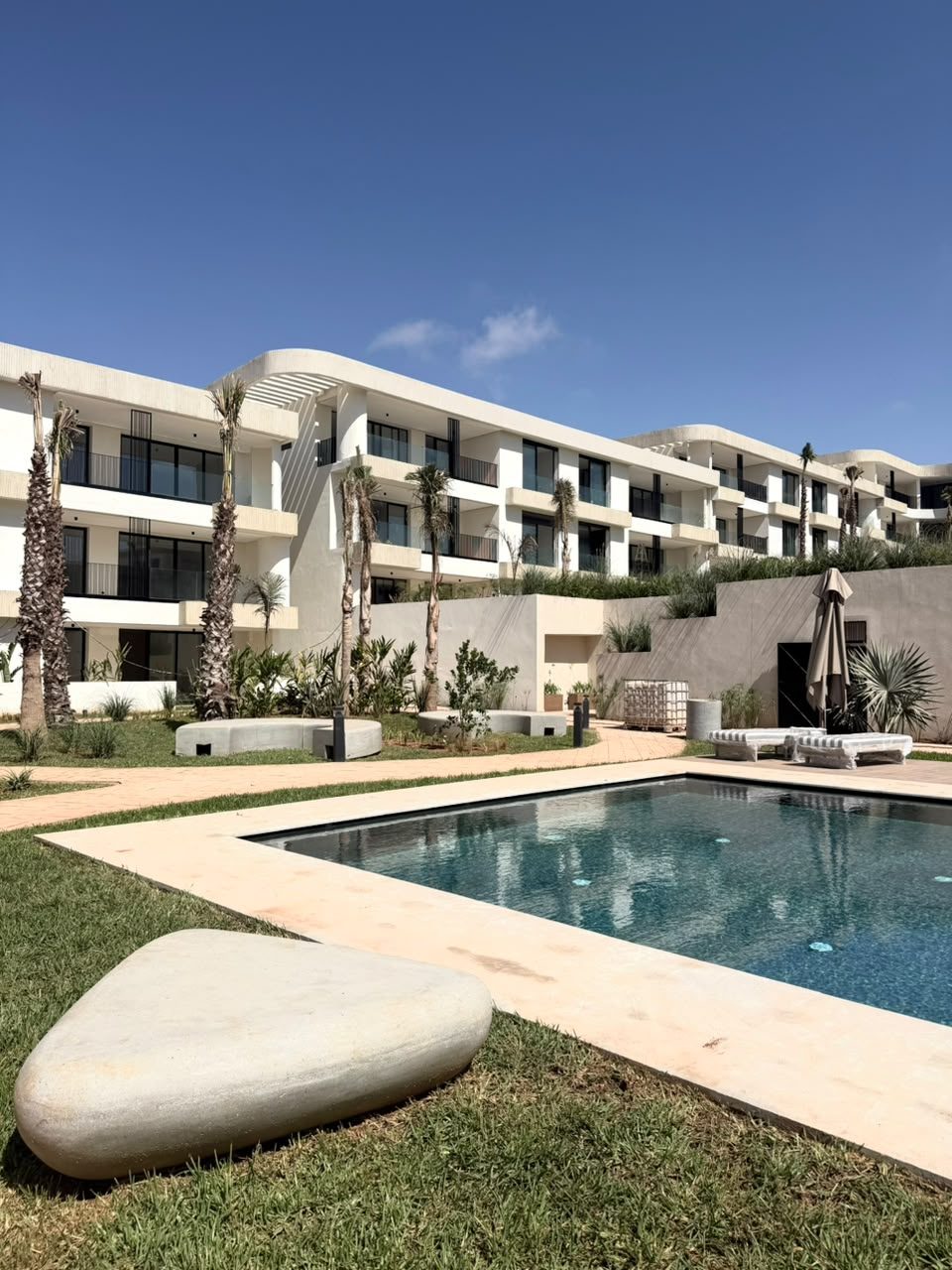 Résidences blanches avec piscine et jardin — vue 6