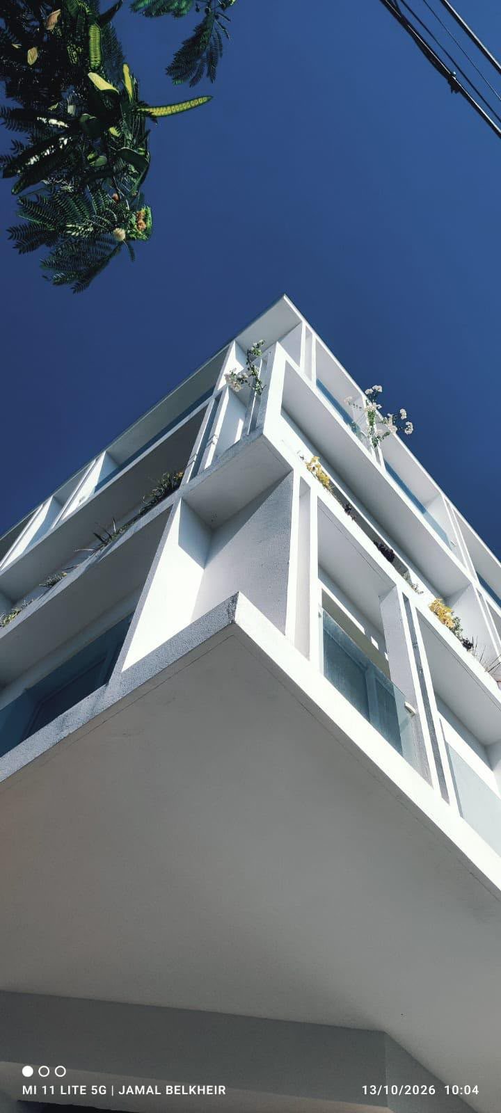 Bâtiment blanc aux lignes anguleuses — vue 3