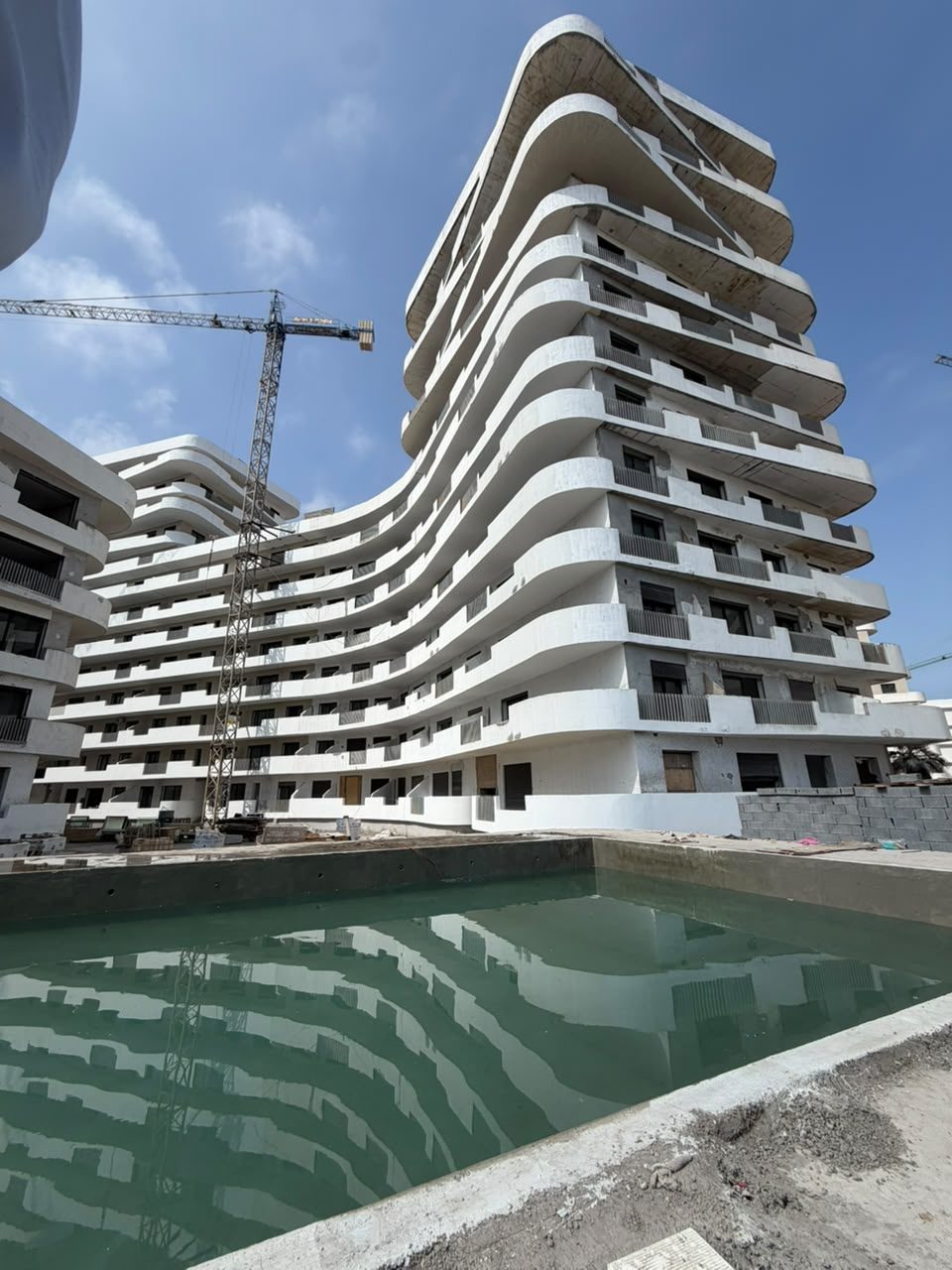 Immeuble aux balcons ondulants en chantier