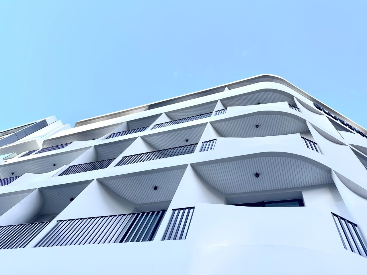 Immeuble aux balcons ondulants en chantier — vue 5