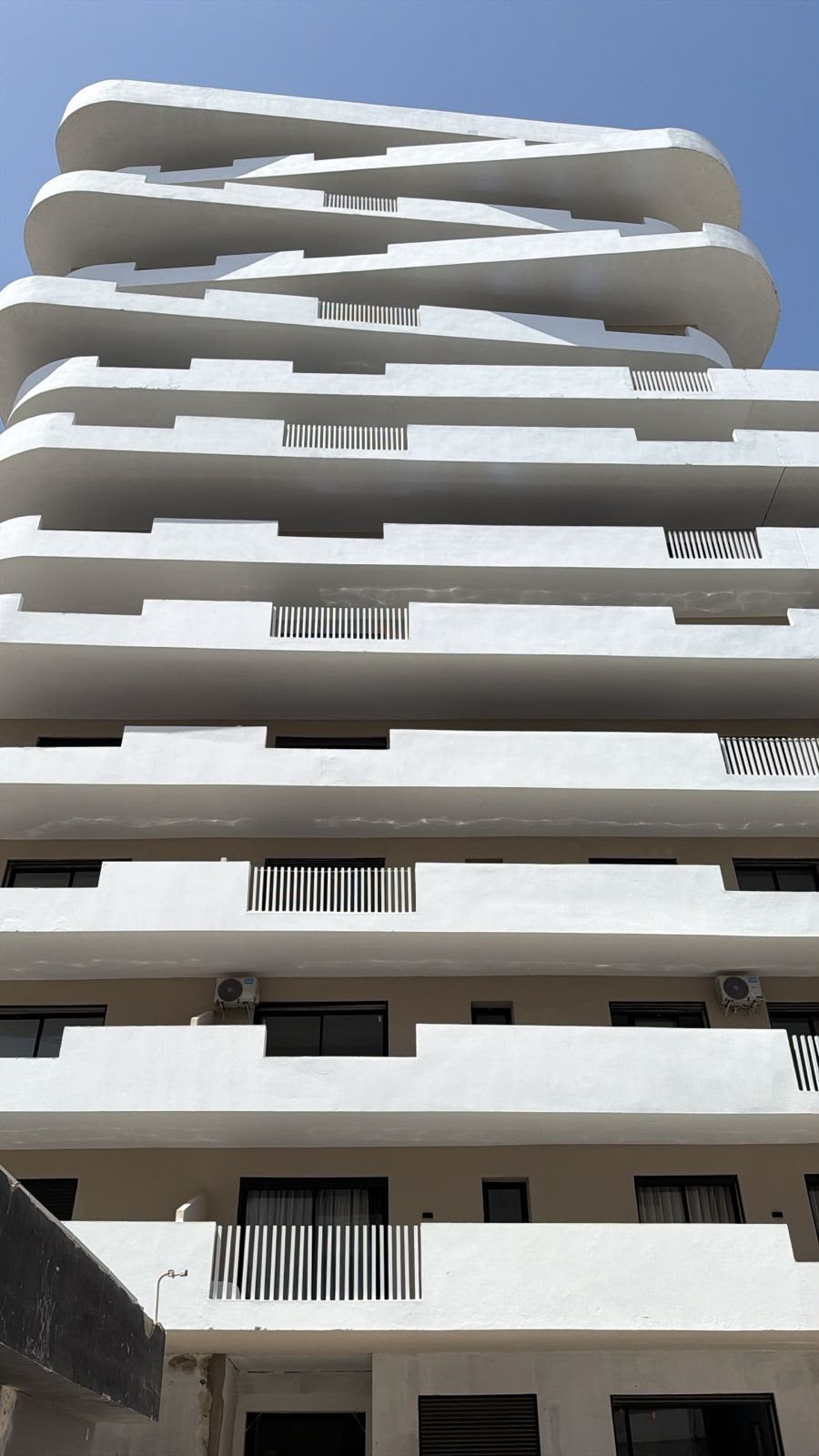 Immeuble aux balcons ondulants en chantier — vue 2