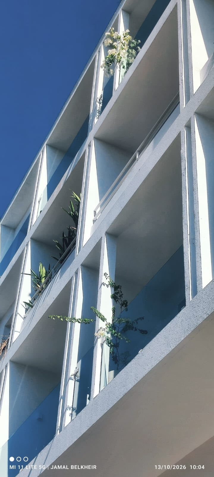 Bâtiment blanc aux lignes anguleuses — vue 2
