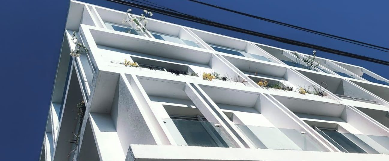 Bâtiment blanc aux lignes anguleuses — vue 6