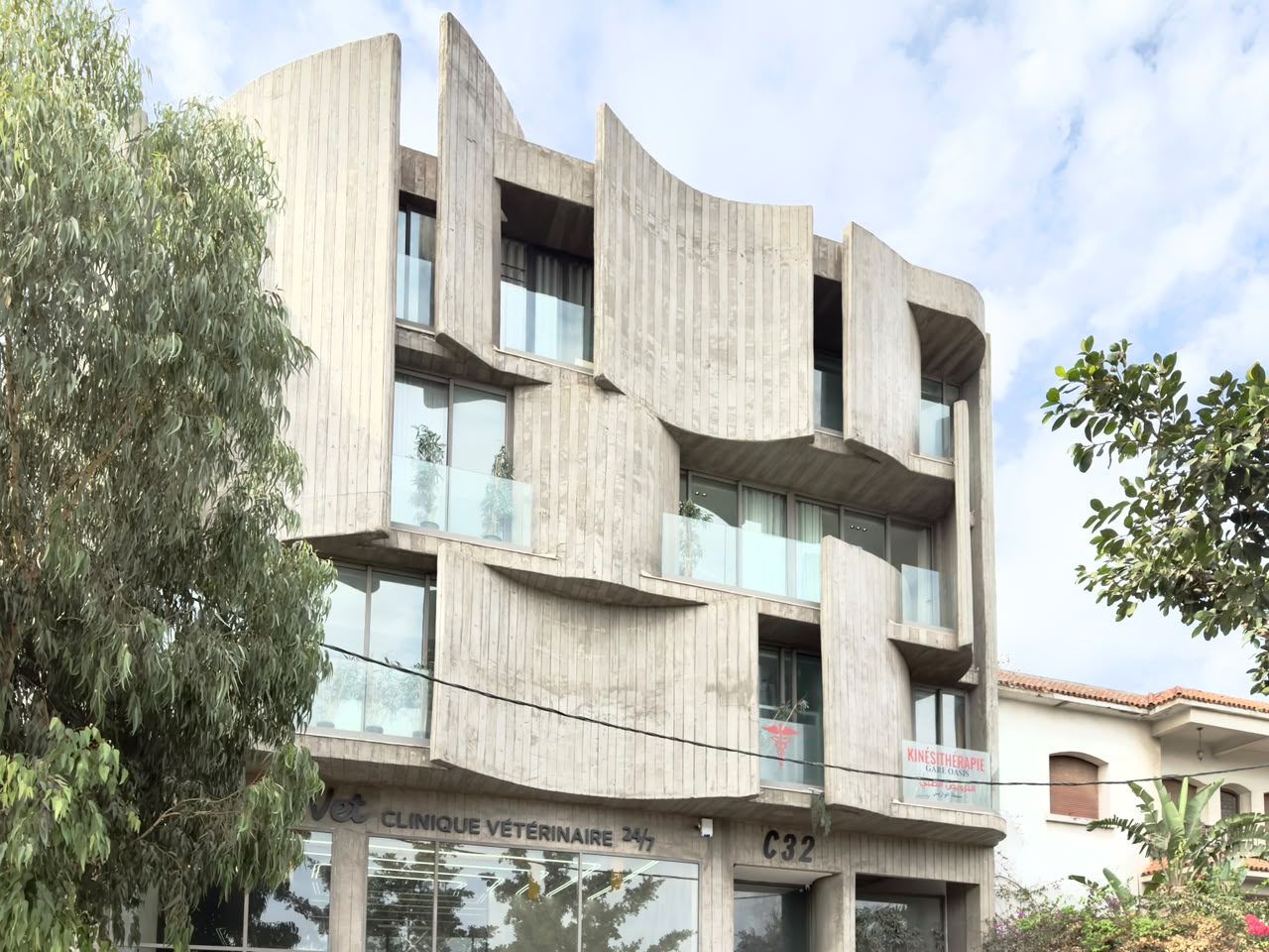 Façades sculpturales en béton brut à courbes verticales — vue 6